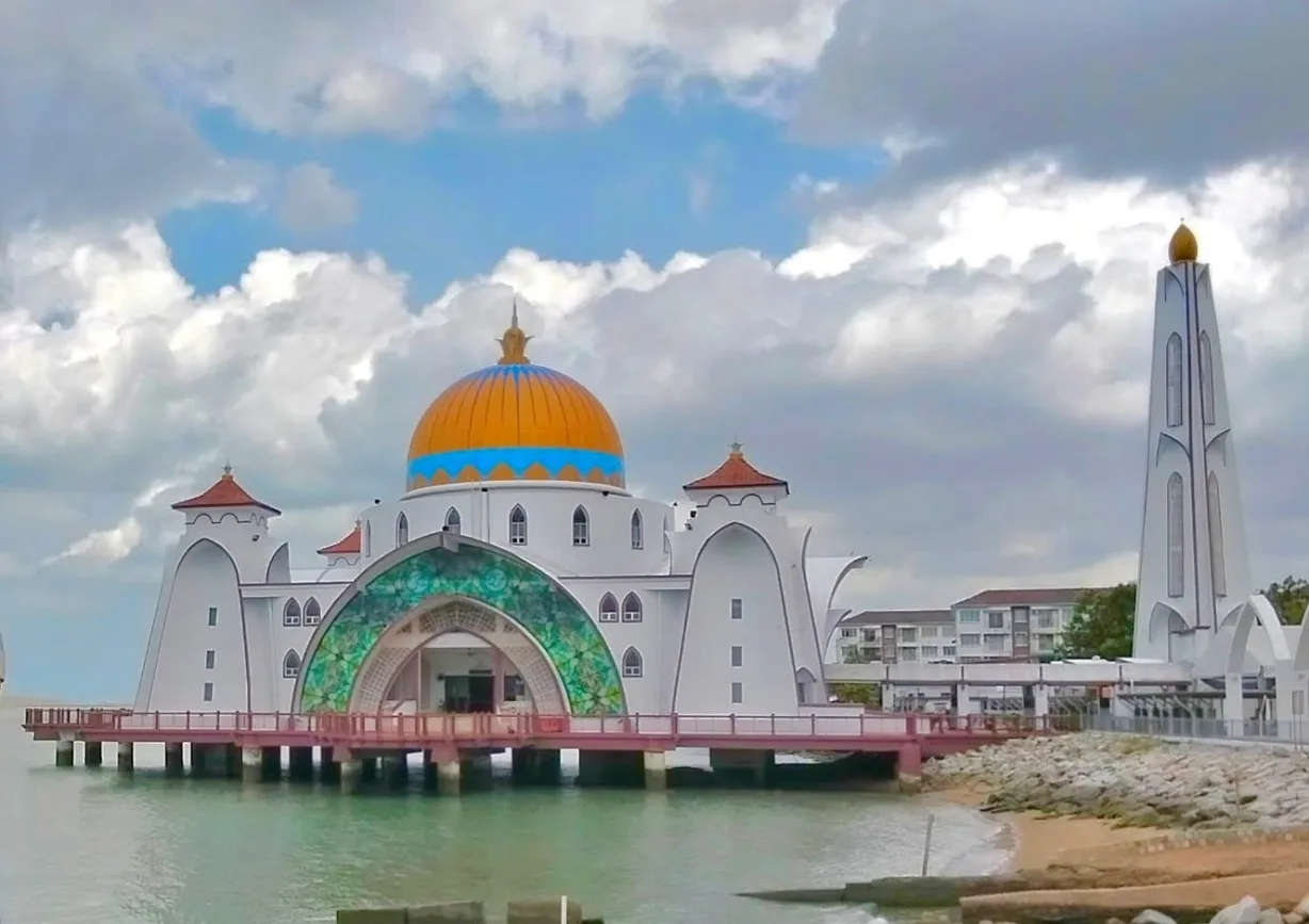 運河が美しい街マラッカの西洋と東洋が入り混じる建築