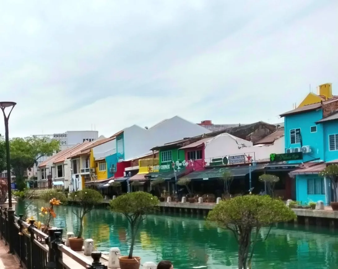 運河が美しい街マラッカの西洋と東洋が入り混じる建築