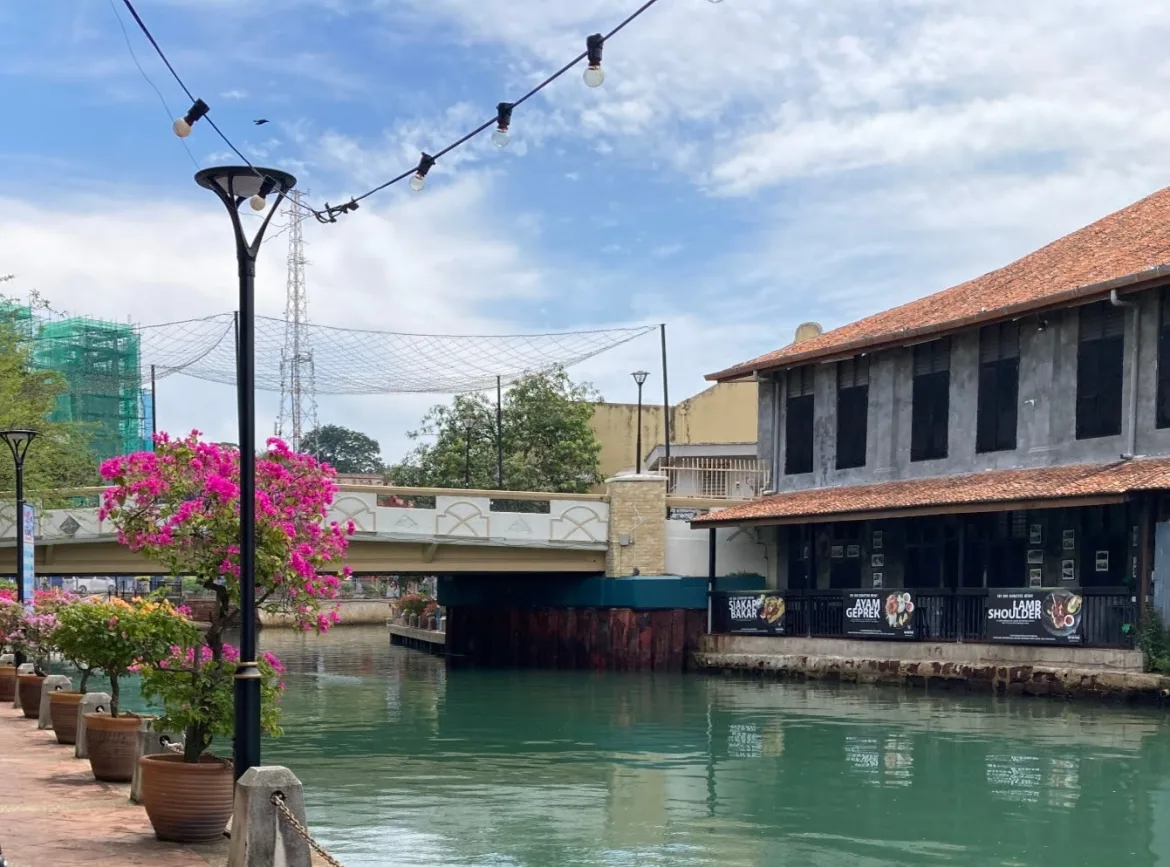 運河が美しい街マラッカの西洋と東洋が入り混じる建築