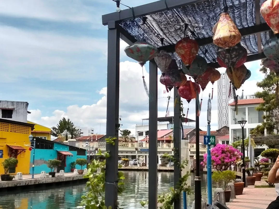 運河が美しい街マラッカの西洋と東洋が入り混じる建築