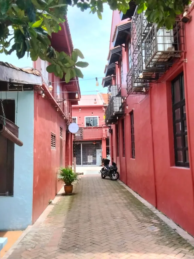 運河が美しい街マラッカの西洋と東洋が入り混じる建築