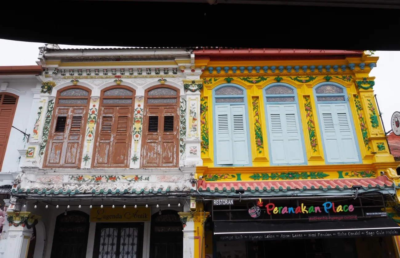 運河が美しい街マラッカの西洋と東洋が入り混じる建築